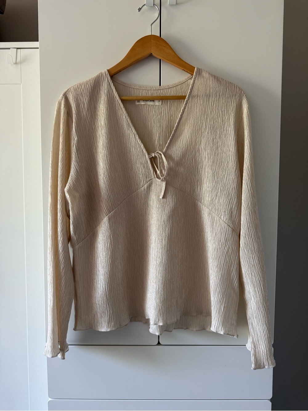 Everlane The Crinkle Long Sleeve Top – Sandshell I M